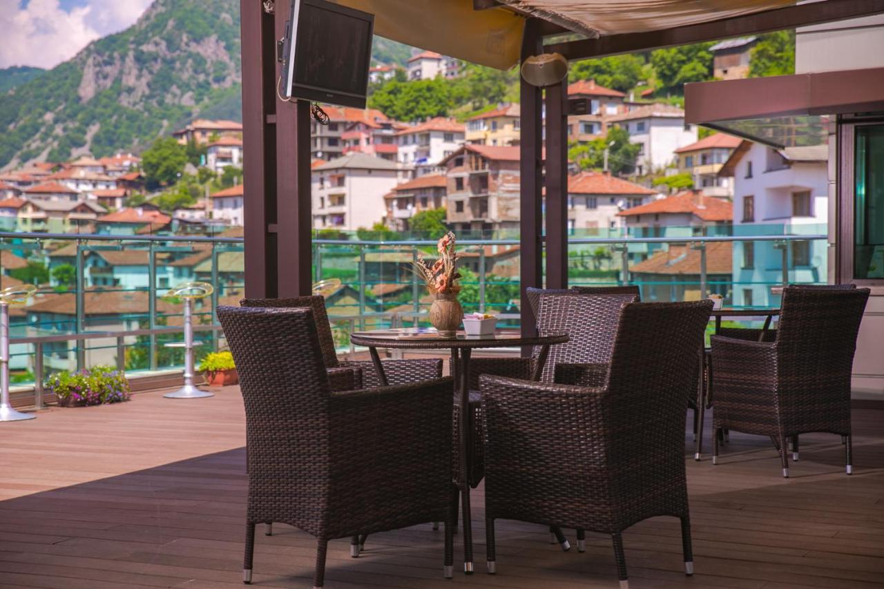 Spa Hotel Persenk Devin Exteriör bild The hotel's terrace