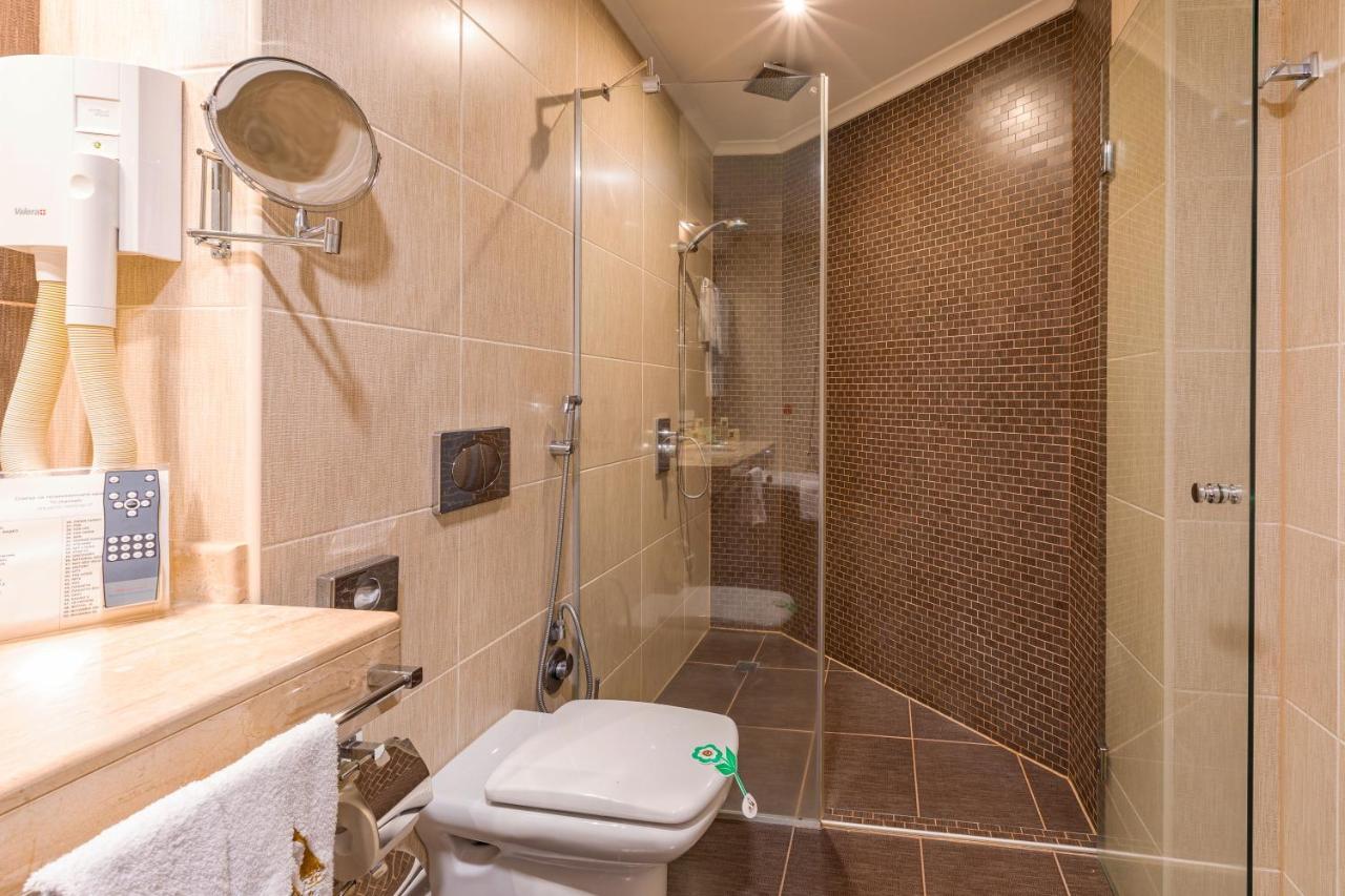 Spa Hotel Persenk Devin Exteriör bild A shower cubicle