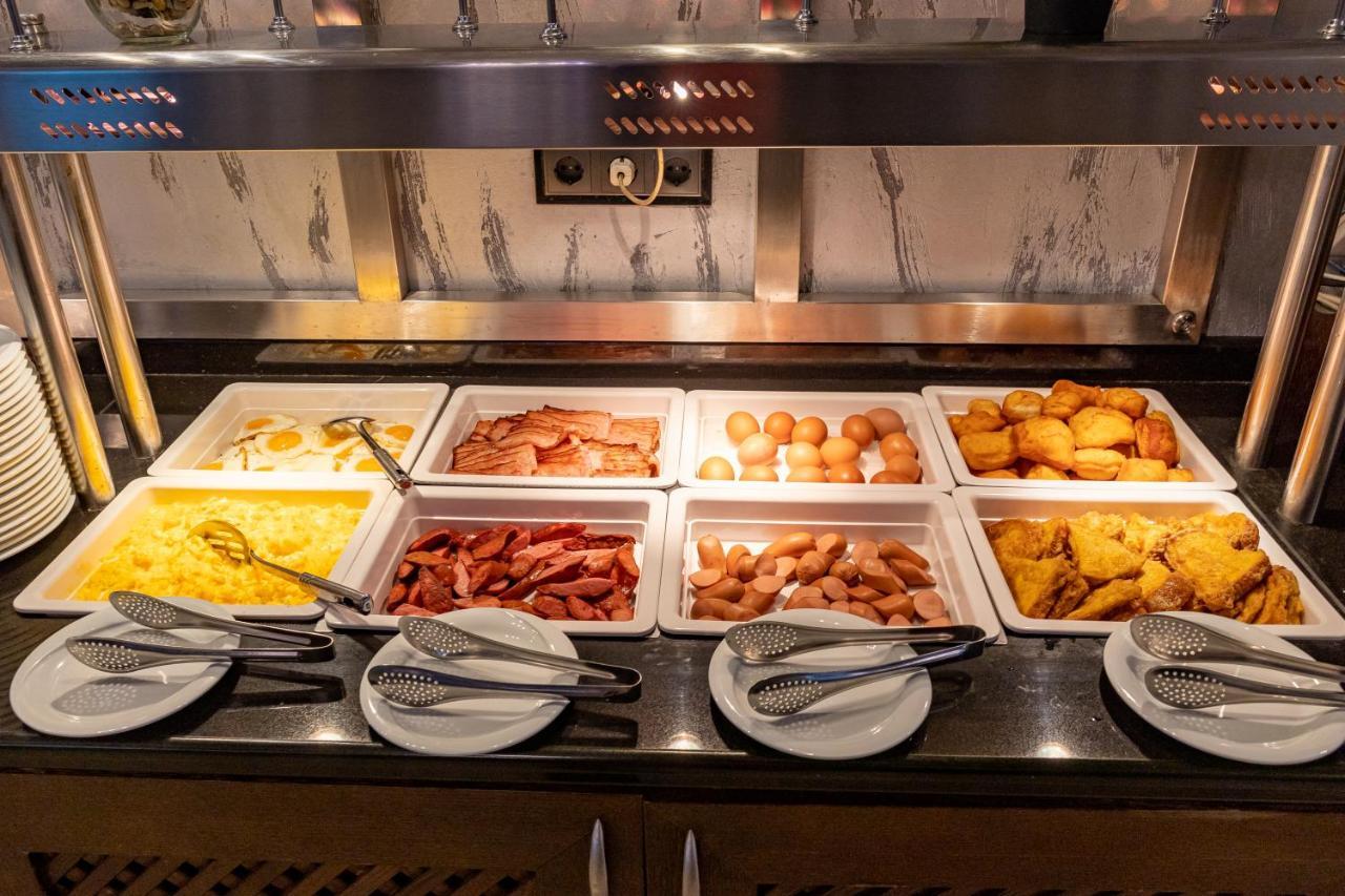 Spa Hotel Persenk Devin Exteriör bild A bain-marie with food