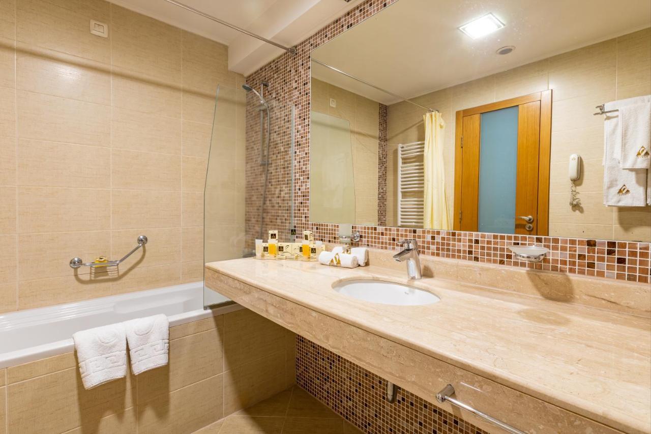 Spa Hotel Persenk Devin Exteriör bild Bathroom