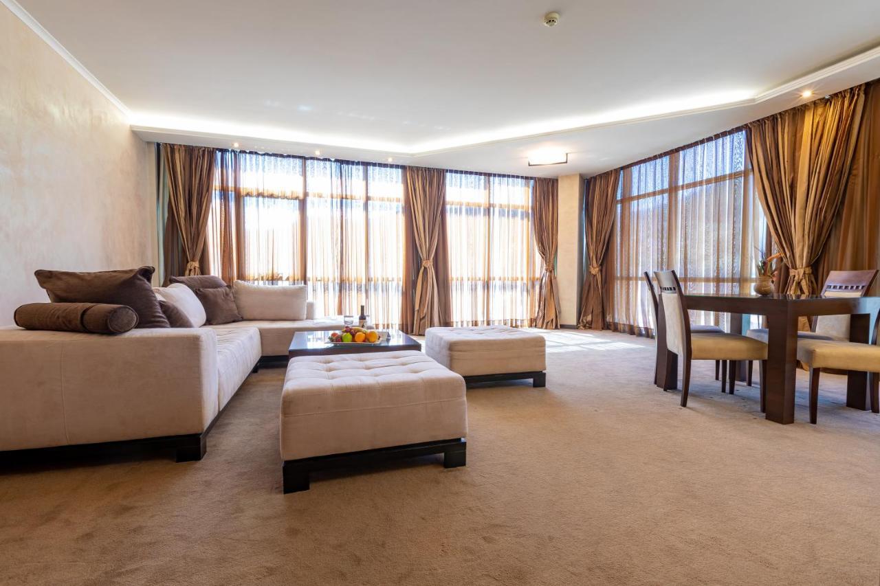 Spa Hotel Persenk Devin Exteriör bild A living room with carpet flooring
