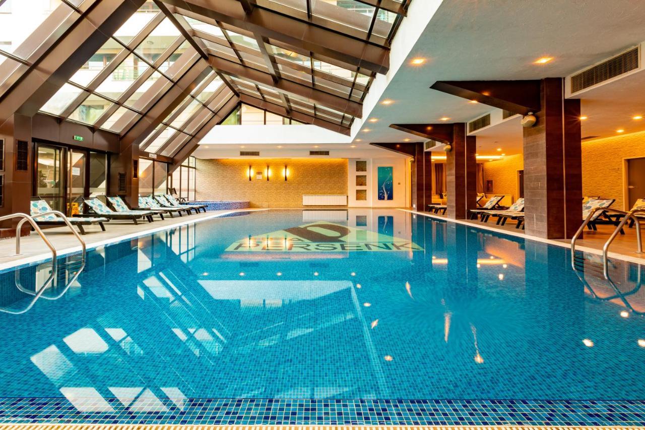 Spa Hotel Persenk Devin Exteriör bild The swimming pool at the hotel
