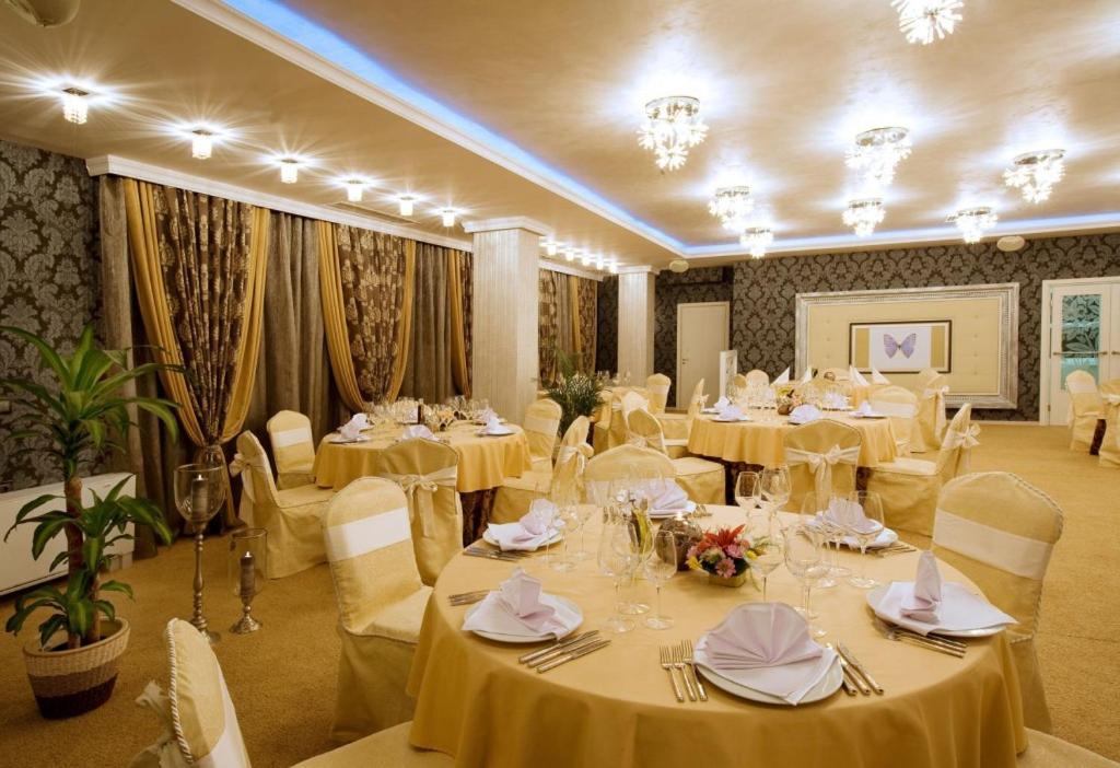 Spa Hotel Persenk Devin Exteriör bild A banquet hall
