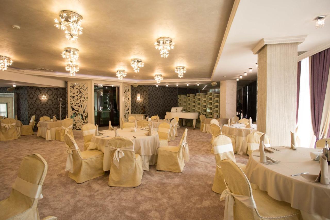 Spa Hotel Persenk Devin Exteriör bild The ballroom