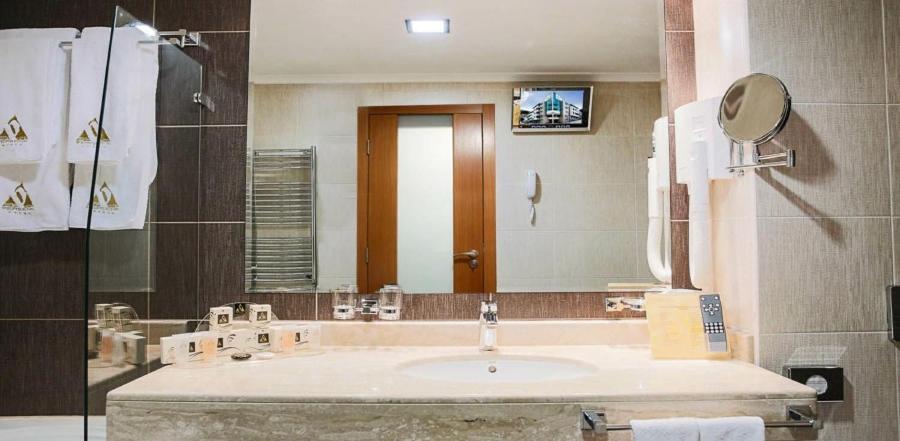 Spa Hotel Persenk Devin Rum bild Bathroom mirror