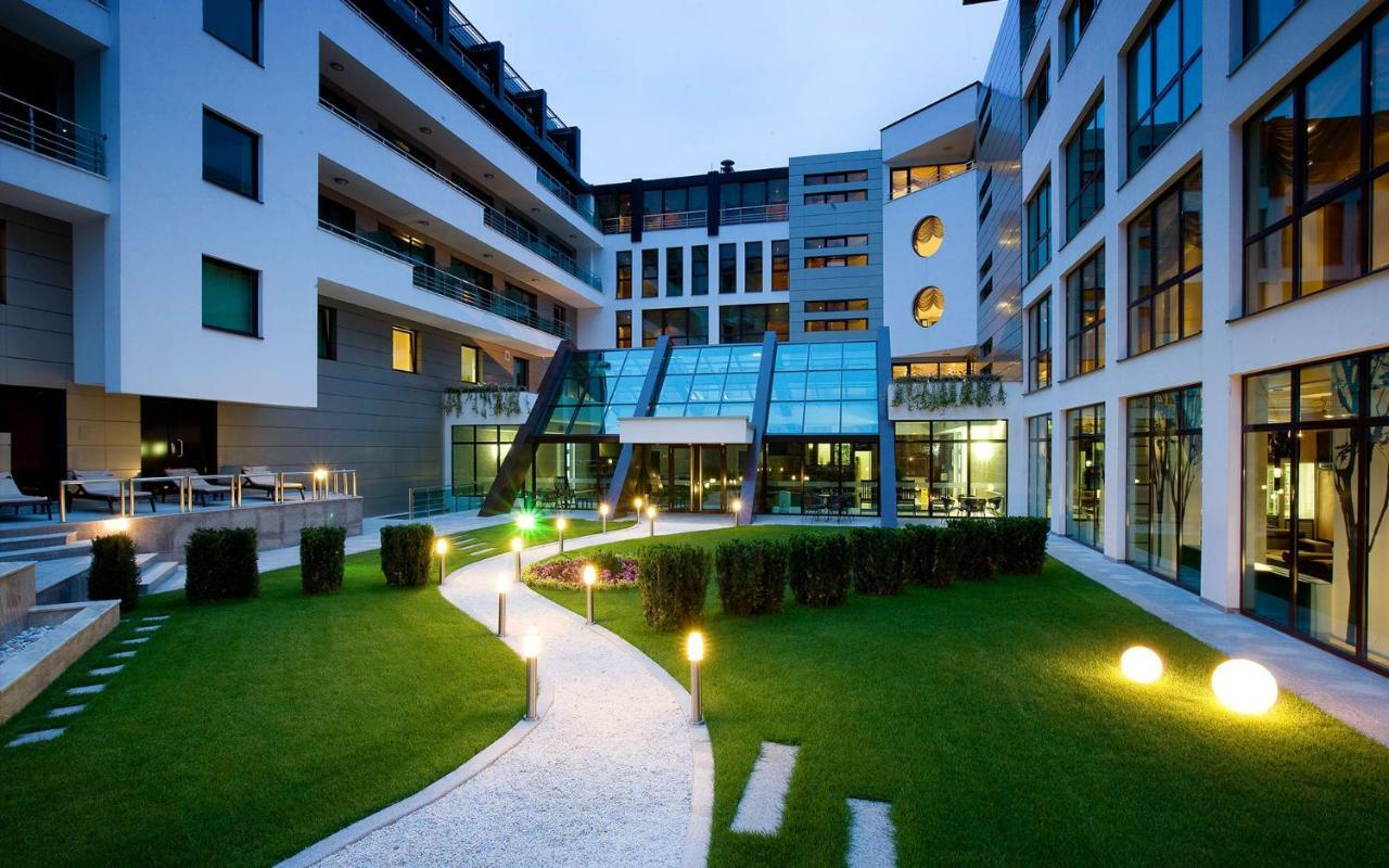 Spa Hotel Persenk Devin Exteriör bild The hotel's courtyard